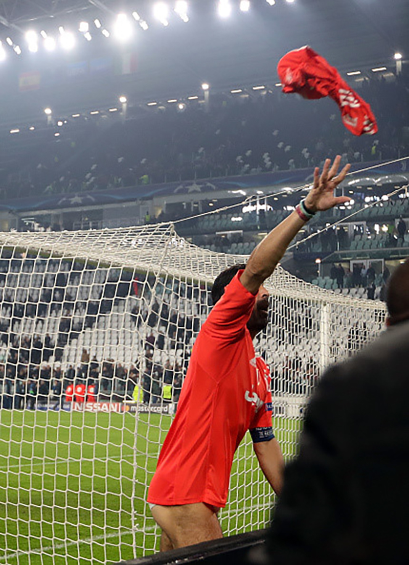 Huyền thoại Buffon cởi quần tặng fan